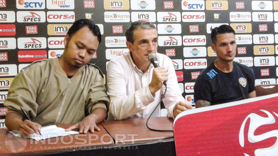 Milomir Seslija saat memberikan keterangan pers. Copyright: &copy; Ian Setiawan/INDOSPORT